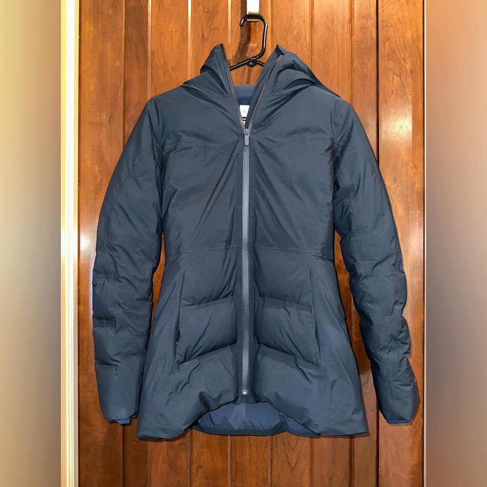 Lululemon Stretch Seal Sleet Street Down Jacket in True Navy Size 4 EXCELLENT